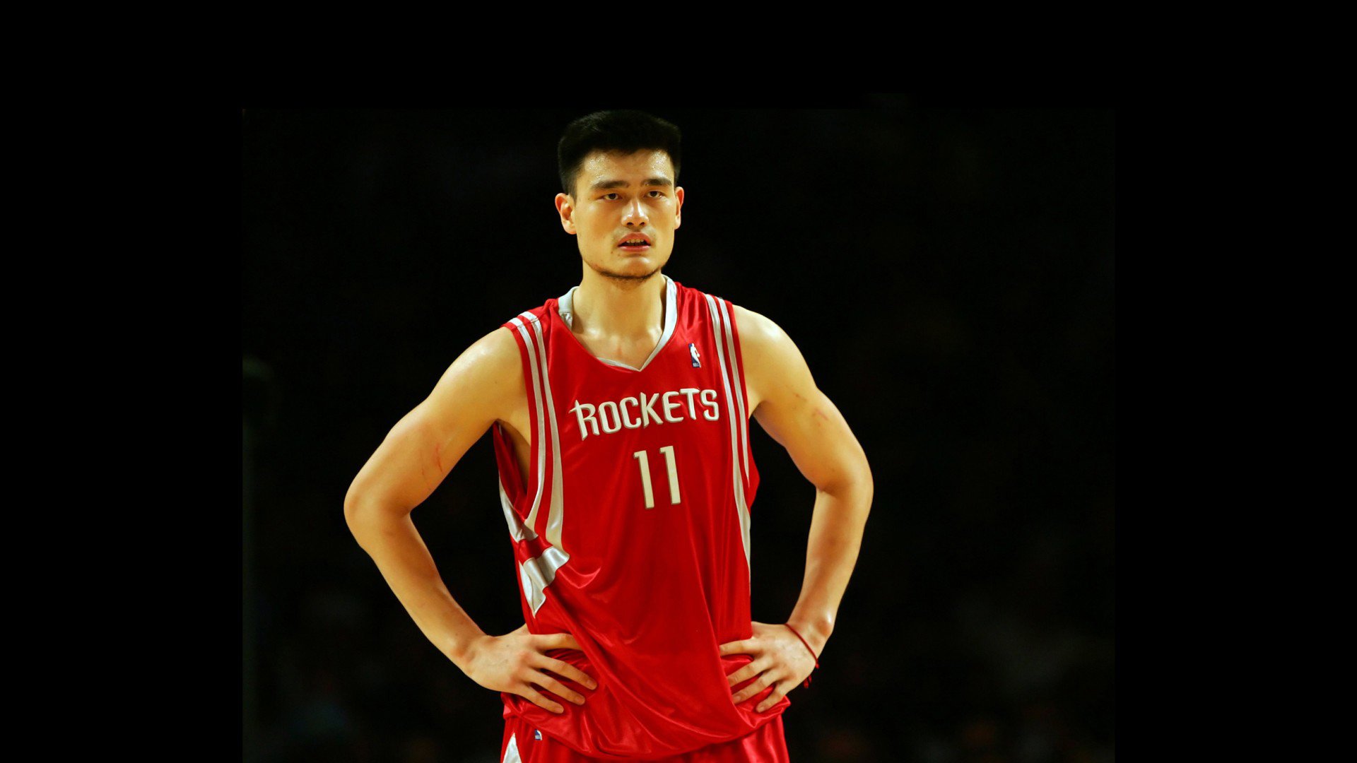 猛龙险胜马刺,布克带队取胜,NBA今夜上演冰火两重天